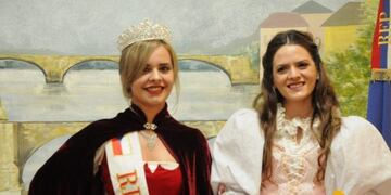 Rocío Fuglistaler y la nueva reina de la Colectividad Checa, Daiana Magalí Prochatzka\u002E (OberaOnline)