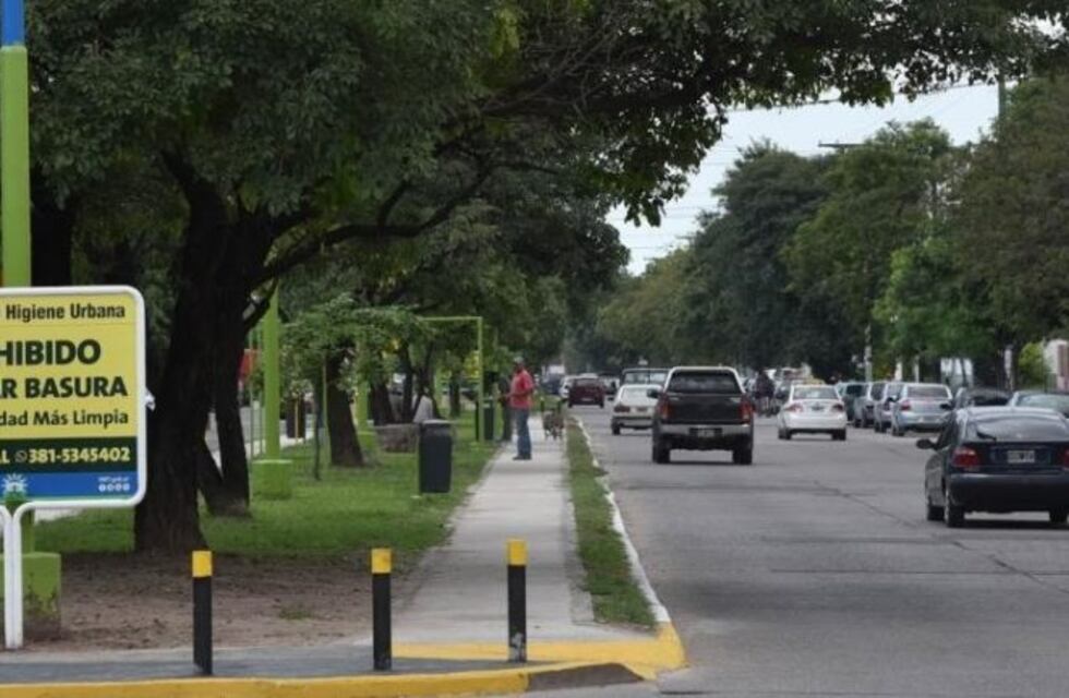 Un hombre tiró basura en la plaza Alberdi y despertó la indignación de todos