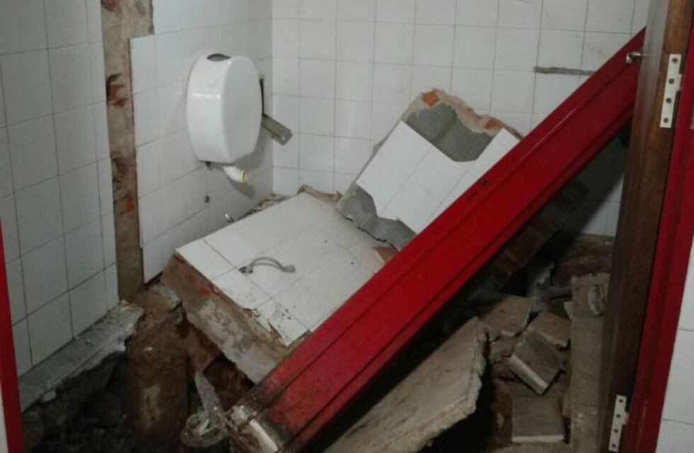 Tres obreros heridos por el hundimiento del piso de un baño en el CPC Villa El Libertador