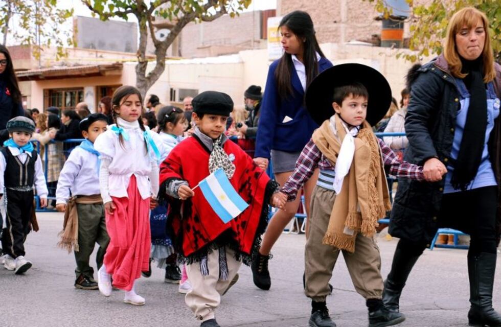 El tradicional desfile por la fundación de San Juan atrajo gran cantidad de público