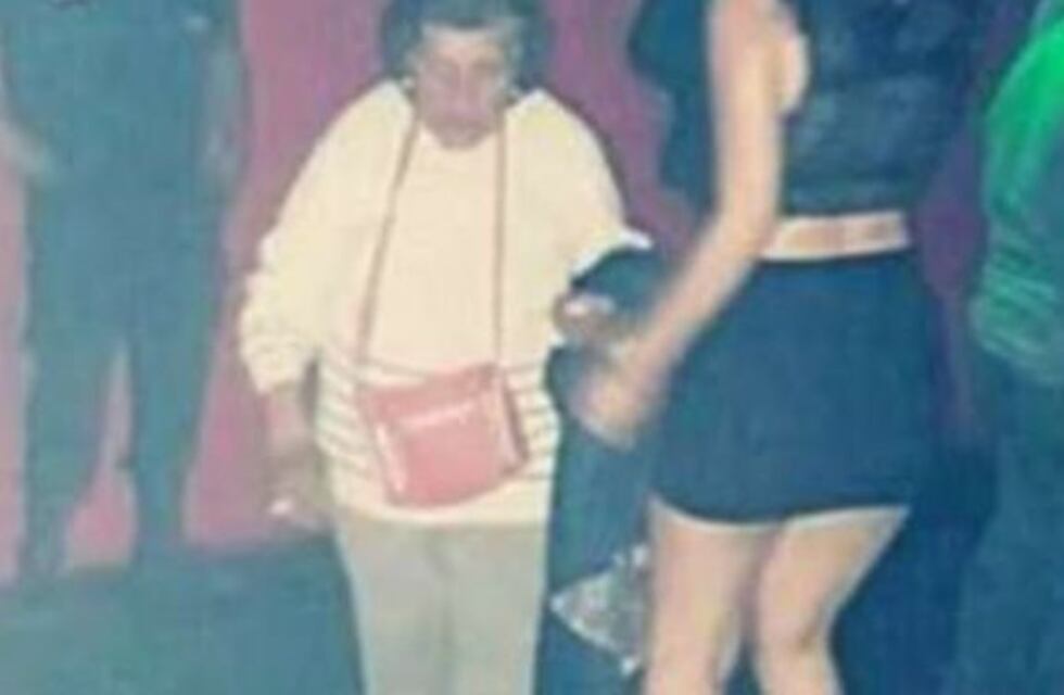 En el Dia de la Madre: una abuela fue a un boliche a buscar a su nieta para que cuide a su bebé