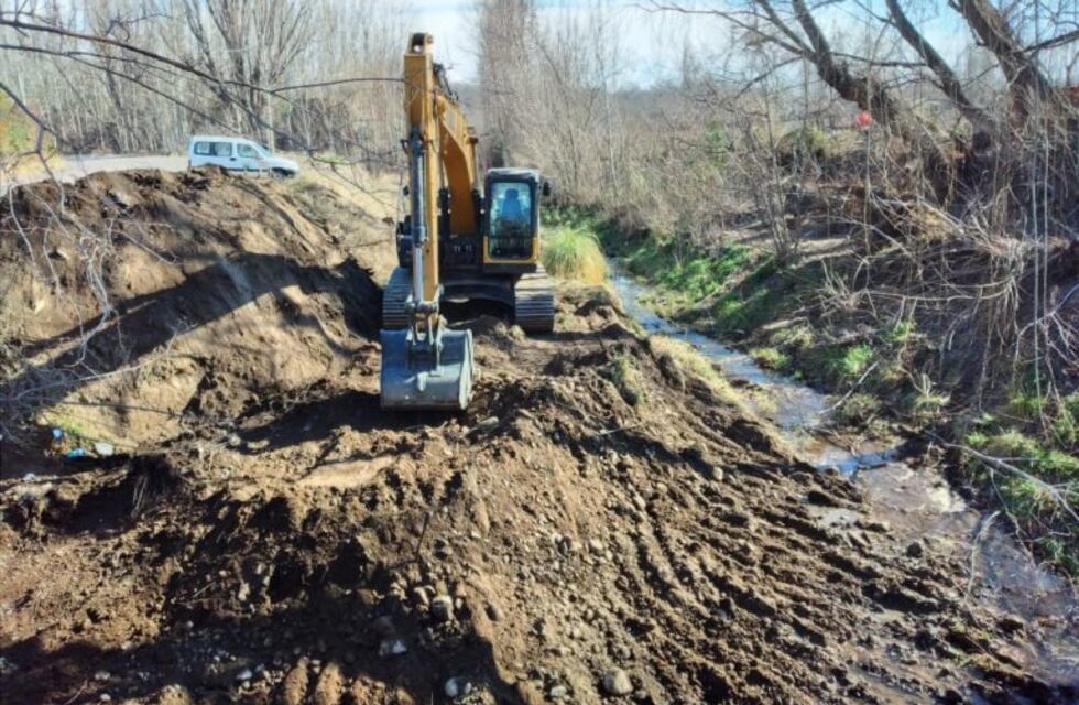 Hidráulica continúa realizando trabajos de limpieza