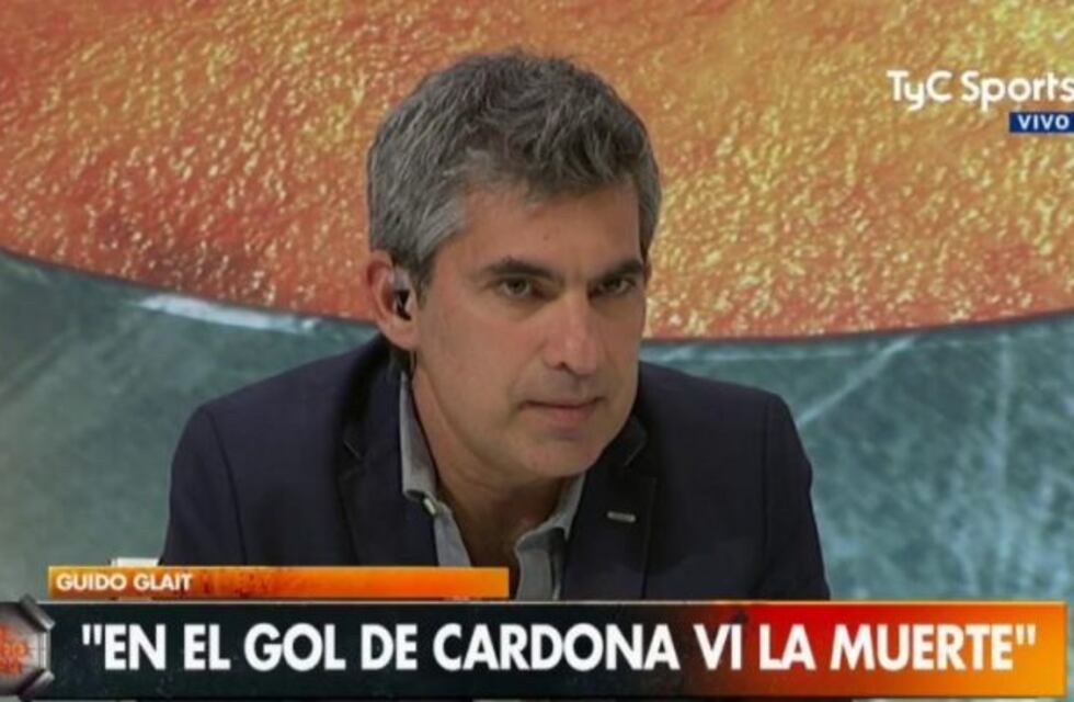 Periodista cumplidor: tras el gol de Cardona de tiro libre, hizo el programa en boxer