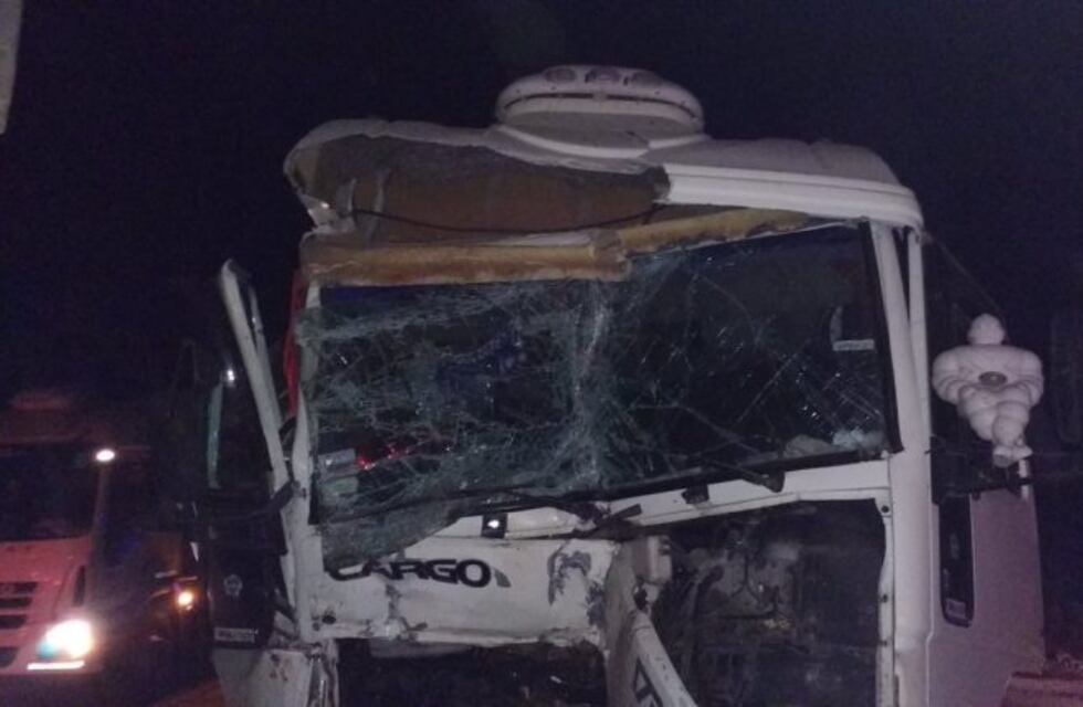 Dos camiones derramaron cereal y combustible luego de un fuerte choque en el cordón industrial