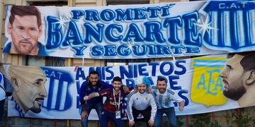 Hinchas cordobeses le hacen el aguante a la Selección en San Petesburgo antes del partido contra Nigeria\u002E