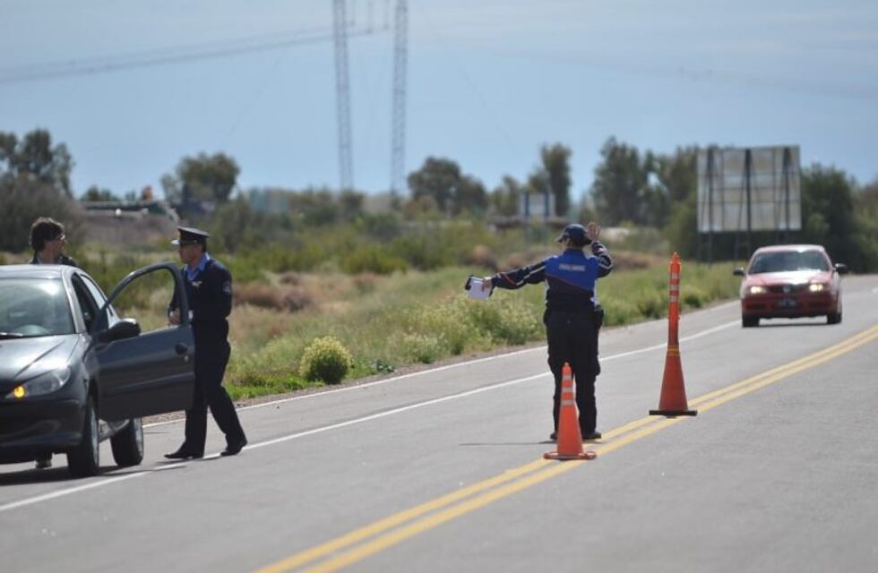 Dos mujeres se fugaron de un control policial y en el proceso golpearon a una agente