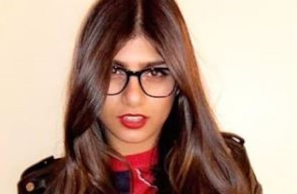 Mia Khalifa quiso hacer un video sexy y casi se ahoga con champagne