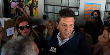 El candidato a senador por el frente 1País, Sergio Massa, habla con la prensa 22/10/2017 en Tigre, provincia de Buenos Aires, Argentina, con motivo de las elecciones legislativas\u002E El país sudamericano celebra las elecciones legislativas de medio término, una cita clave para determinar el apoyo popular  (Vinculado a la cobertura de dpa del día)\u002E foto: Lagos Candelaria/telam/dpa buenos aires Sergio Massa elecciones legislativas 2017 candidato por el partido 1pais votacion voto sufragio mesas