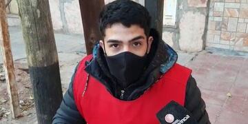 Un voluntario del COE de La Rioja estudia en la calle en medio de las guardias por el coronavirus