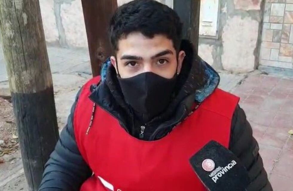 Un voluntario del COE de La Rioja estudia en la calle en medio de las guardias por el coronavirus