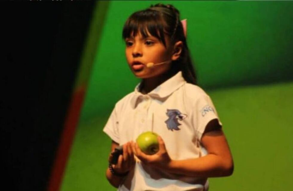 Adhara Pérez tiene ocho años y es la niña más inteligente del mundo, más que Albert Einstein y Stephen Hawking