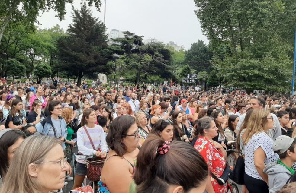 Masiva marcha para repudiar el femicidio de Jordana Rivero y pedir la aparición de Claudia Repetto