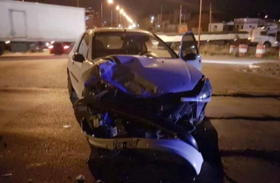 Fuerte choque entre una moto y un auto