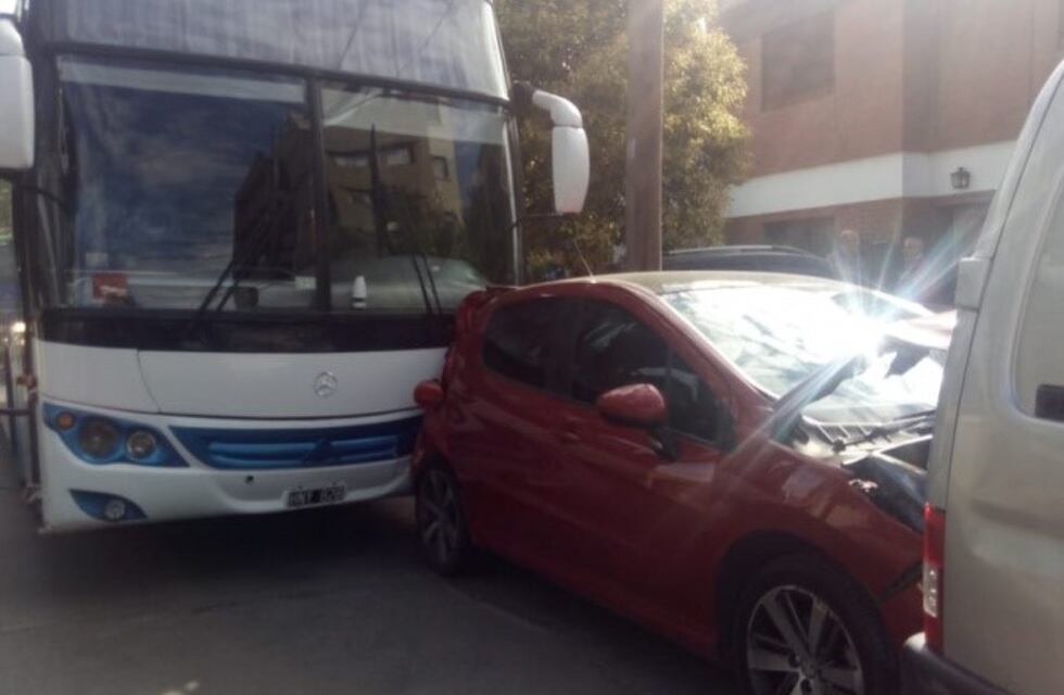 Un chofer escolar se descompensó, chocó a tres autos y perdió la vida