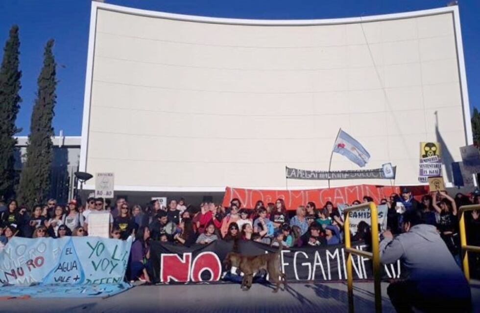 Vigilia antiminera en la sesión de la Legislatura Provincial