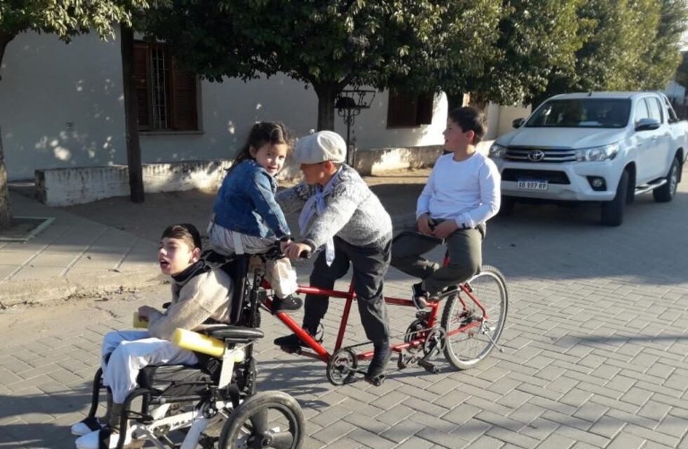 El mejor regalo del Día del Niño: crearon una bici con silla de ruedas para poder llevar a su hermano