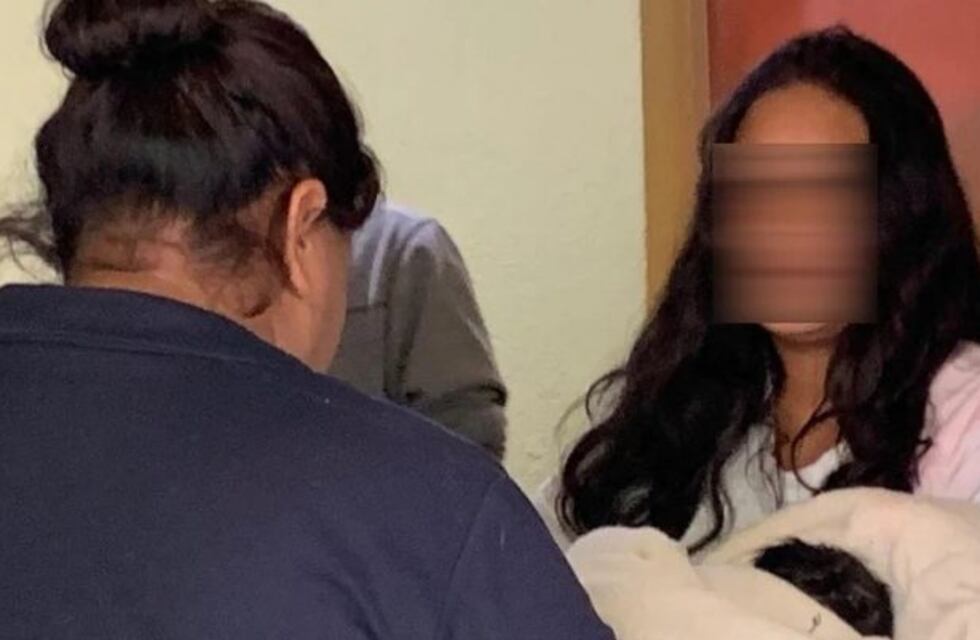 Tiene 15 años, dio a luz en su casa y ahora investigan si fue víctima de violación