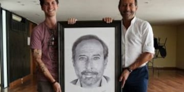 Franco logru00f3 entregarle el retrato a Francella.