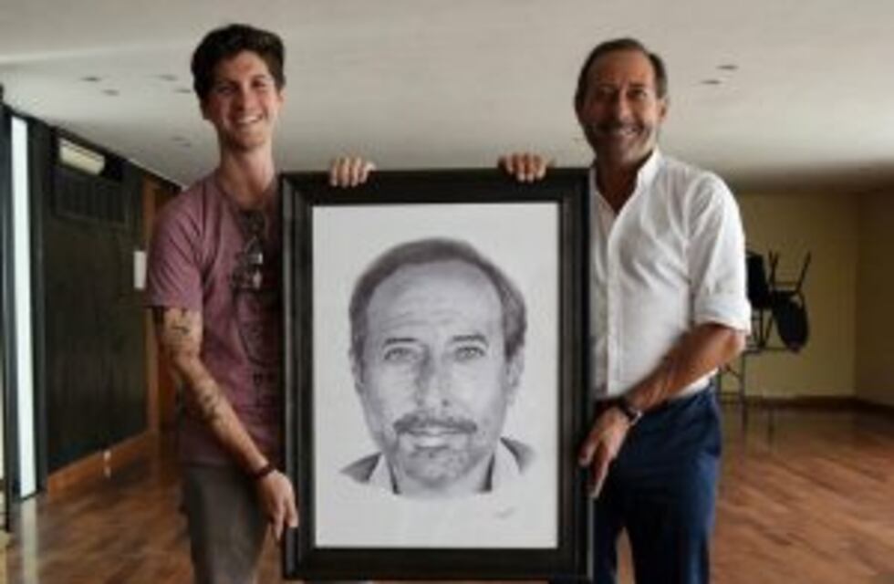¡Lo logró! El artista que retrató en birome a Francella pudo entregarle el cuadro