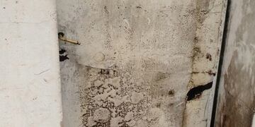 La puerta de casa prendida fuego en la localidad de Santo Tomé\u002E (Aire Digital)