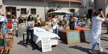 Gastronómicos y hoteleros de La Cumbre sacaron mesas y camas a la calle en contra de las restricciones\u002E (Foto: gentileza Claudia Cepeda)\u002E
