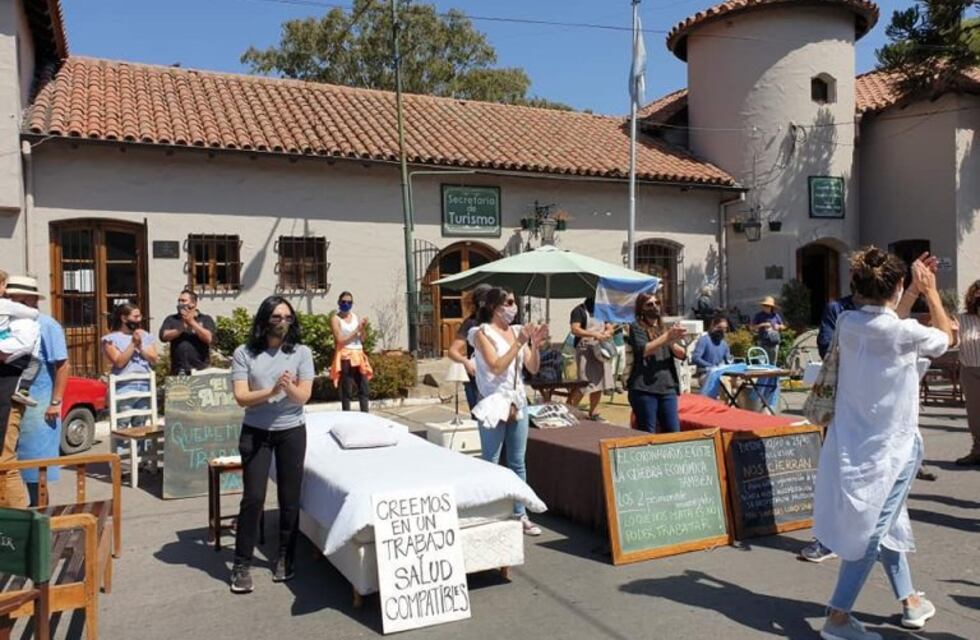 En contra de las nuevas restricciones, gastronómicos y hoteleros de La Cumbre sacaron camas y mesas a la calle