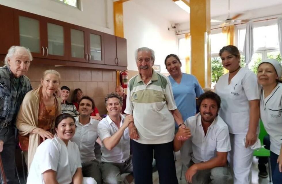 Mike Amigorena visita a abuelos en geriátricos y los hace cantar