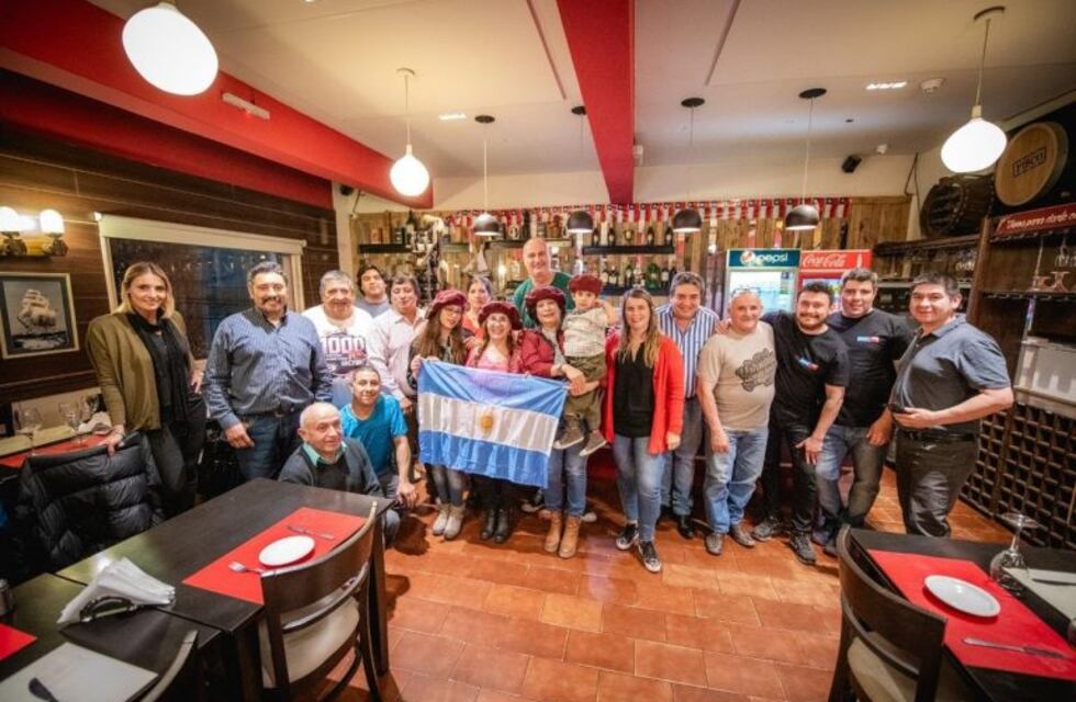 La municipalidad recibió a los representantes de Ushuaia del asado más grande de tierra del fuego.