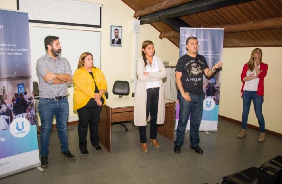 Se realizó una reunión informativa para empleados municipales que cursarán estudios secundarios