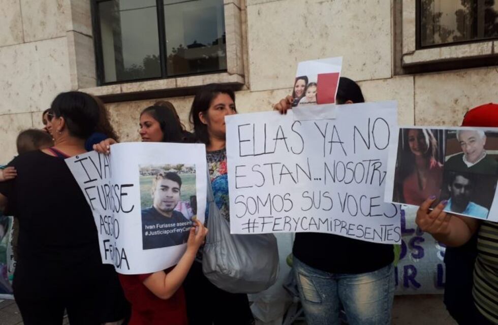 Doloroso pedido de justicia por el brutal crimen de una madre y su hija en barrio Acindar