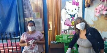 Cristian y Gabriela reparten yogures a cientos de familias