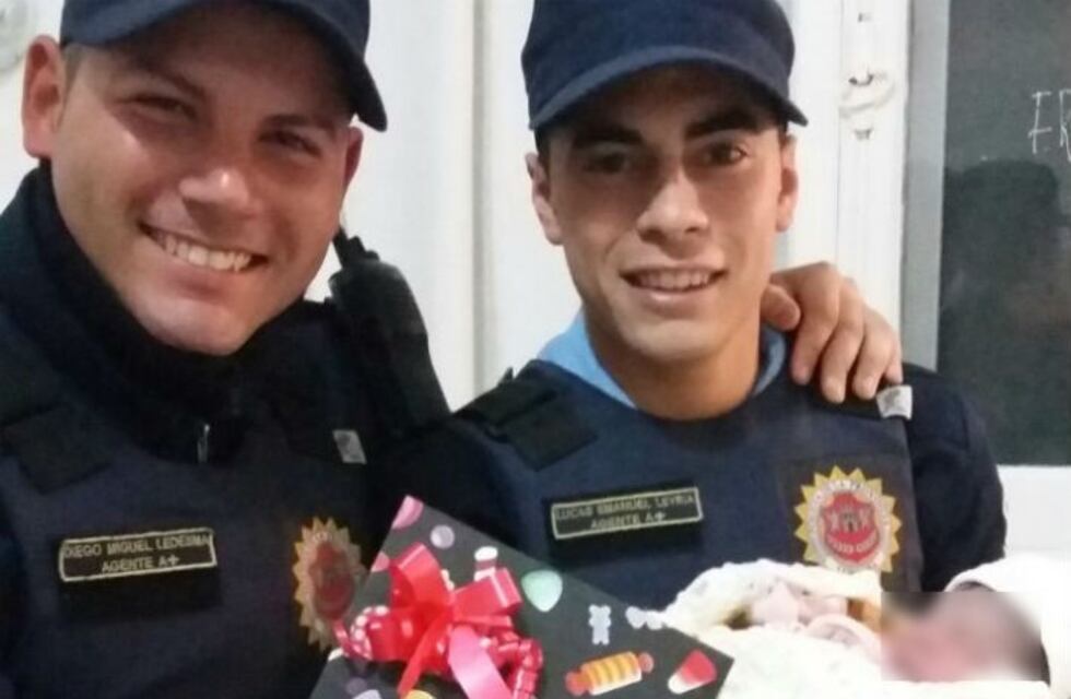 Dos agentes de la Policía ayudaron a una mujer a dar a luz