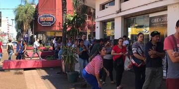 Posadas: cola para la compra de dólares\u002E (Misiones Online)
