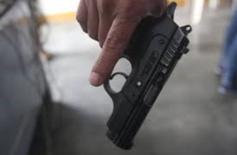 Le robaron el arma a un policía y lo golpearon
