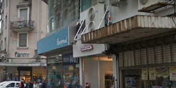 Al menos una persona ingresó al Todomoda y se llevó una bolsa repleta de mercadería\u002E