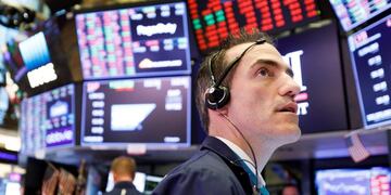 New York (United States), 11/03/2020\u002E- Traders work on the floor of the New York Stock Exchange in New York, New York, USA, on 11 March 2020\u002E Stocks around the world continued to lose value as investors react to the economic impact of the coronavirus spread; the Dow Jones industrial average lost 1,464 points today\u002E (Estados Unidos, Nueva York) EFE/EPA/JUSTIN LANE