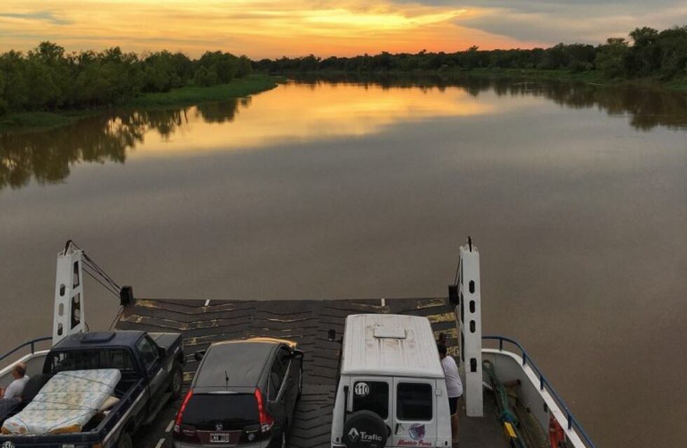 Una grabación mostró el dramático cruce en ferry por el río Paraná en medio de la tormenta
