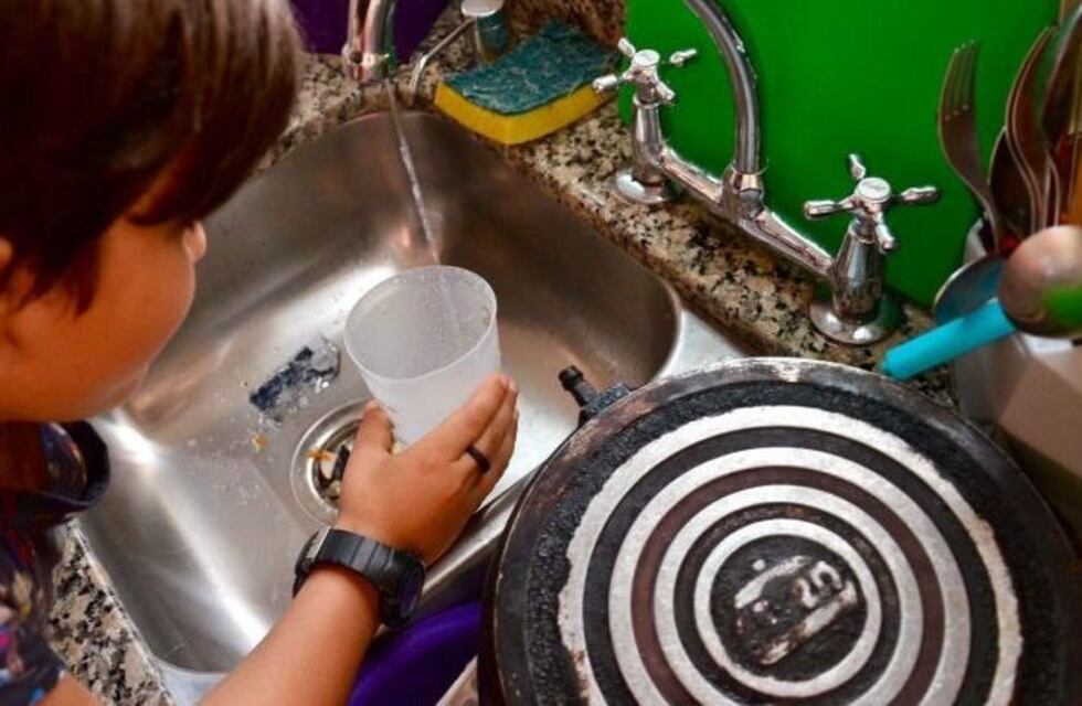 Reclaman por el mal olor y sabor del agua en Villa Allende