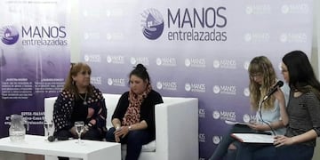 Huellas del dolor\u002E Manos Entrelazadas