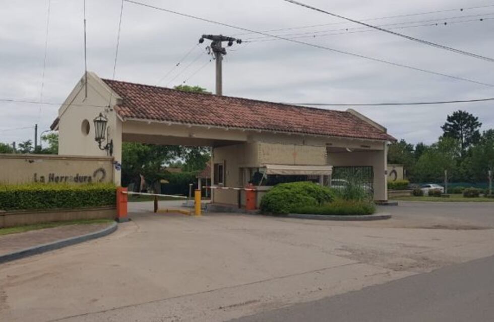 Entran a country de Villa Allende y asaltan tres casas
