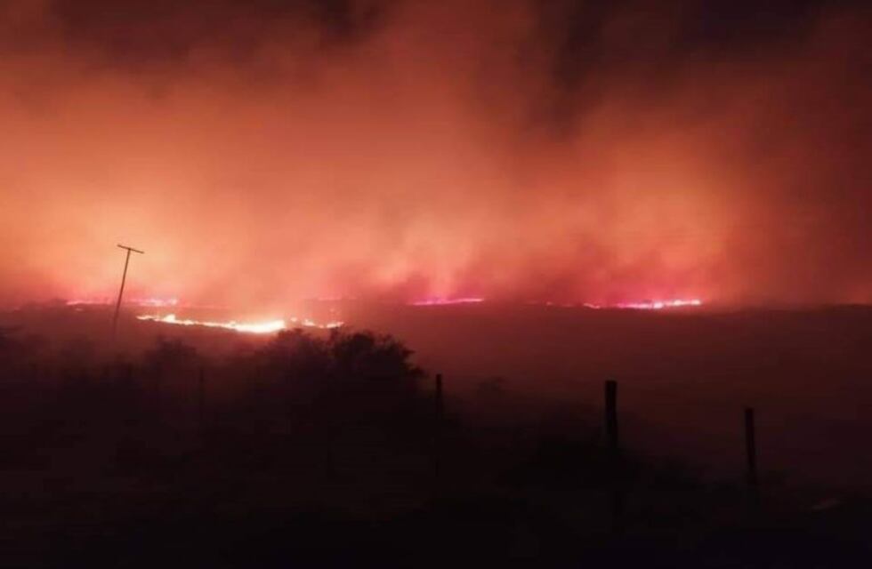 Más de 100 bomberos continúan luchando contra el voraz incendio en Tanti