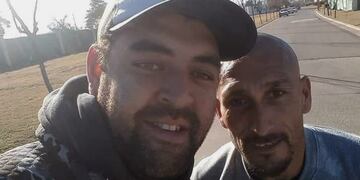 Pablo Guiñazú, el Cholo, le ayudó a dos trabajadores a pechar la camioneta que se les había quedado\u002E