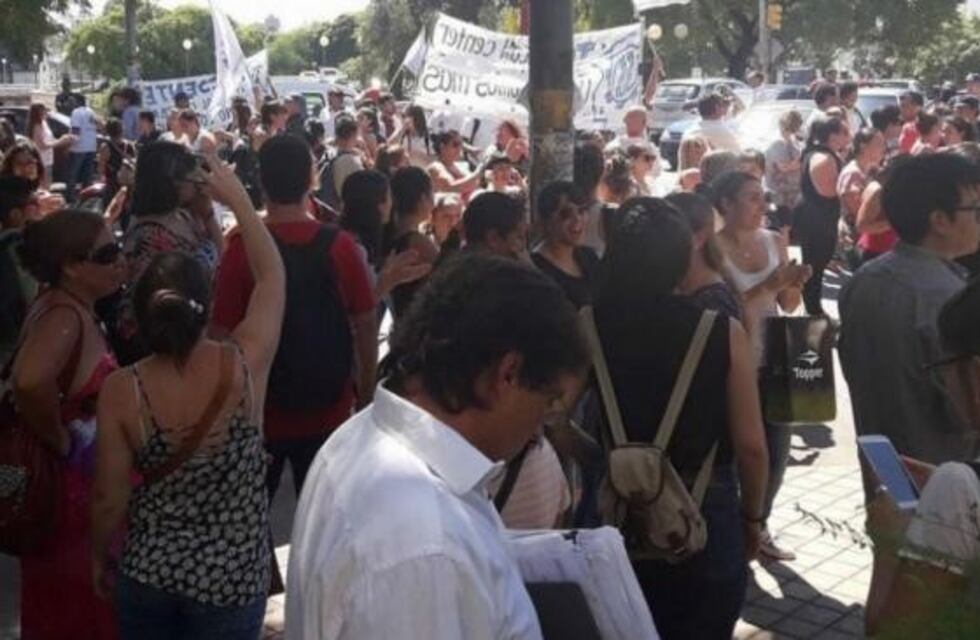 Trabajadores de un call center, a las trompadas con la Policía en el Ministerio de Trabajo