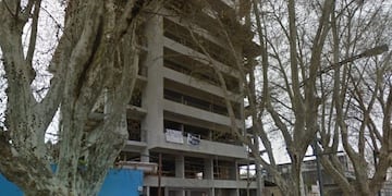 El cuerpo sin vida fue hallado en una obra en construcción en Pellegrini al 4000\u002E (Street View)