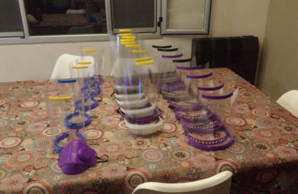 Orgullo azuleño: docentes y voluntarios producen máscaras de aislación para médicos y enfermeros