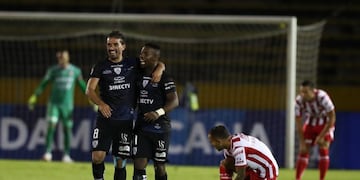 AME1940\u002E QUITO (ECUADOR), 17/04/2019\u002E- Énzo Maidana (c-i) de Independiente celebra su anotación ante Unión este miércoles en un partido de la Copa Sudamericana entre Independiente del Valle y Unión, en el estadio Olímpico Atahualpa en Quito (Ecuador)\u002E EFE/ José Jácome