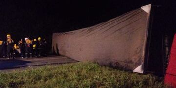 Vuelco de un camión sobre la ruta 65, cerca de San Genaro\u002E (Info Más)