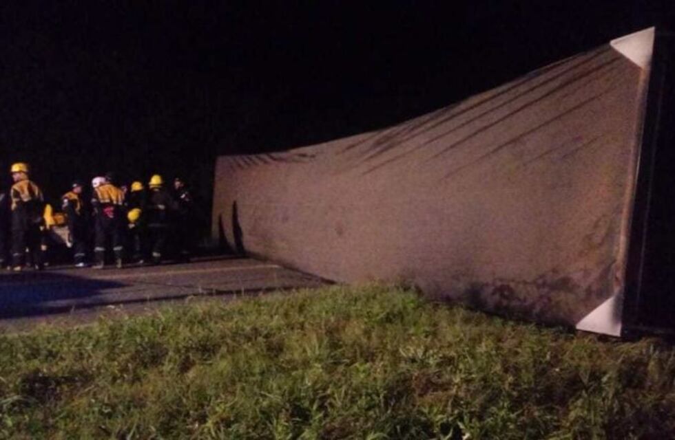 Espectacular vuelco de un camión cerca de San Genaro