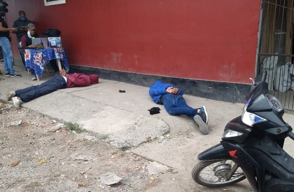 Efectivos policiales aprehendieron a dos jovenes que estaban armados en barrio Juan Luis Nougués