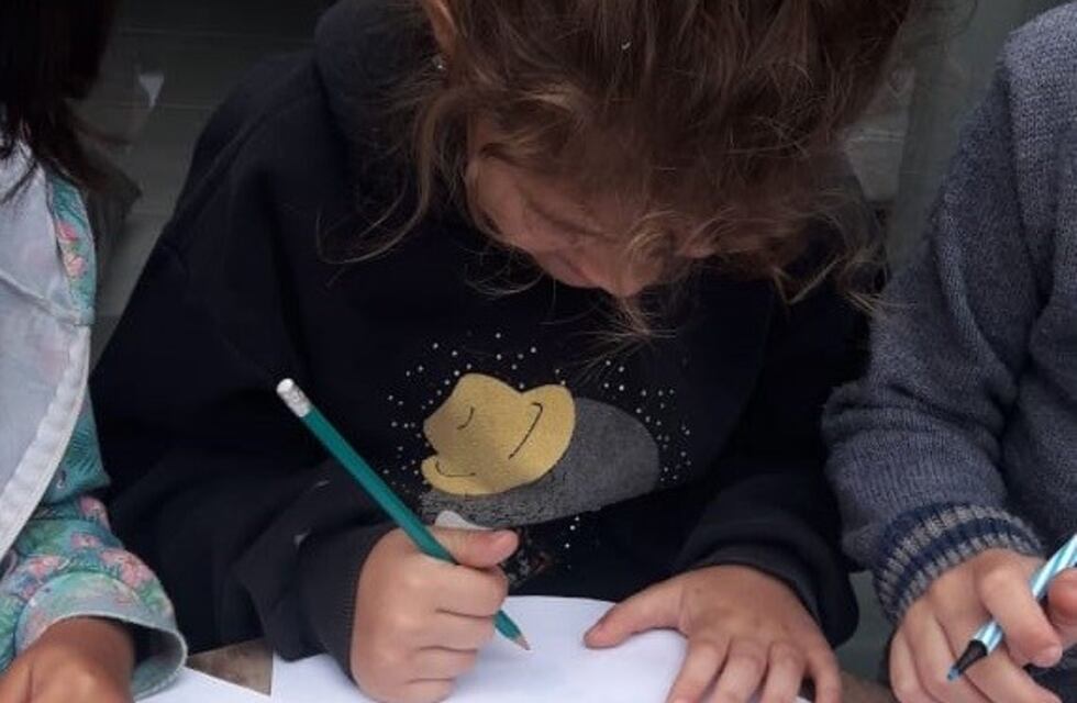 Una nena azuleña vende dibujos para comprar regalos para los que no tienen